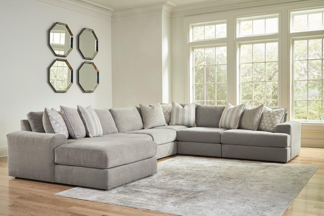 Avaliyah Sectional with Chaise